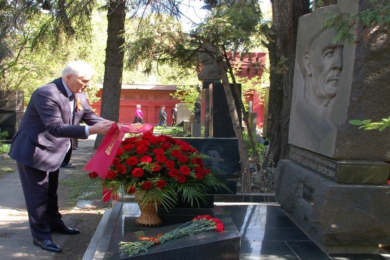 DSC_0826. Леонид Тибилов почтил память осетин – Героев Советского Союза, – похороненных на Новодевичьем кладбище