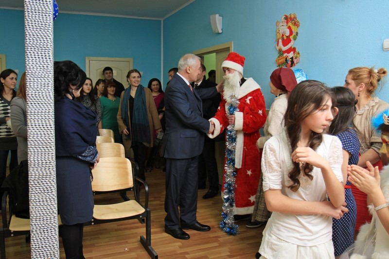 2. Леонид Тибилов поздравил с наступающим Новым годом учащихся Кировской школы