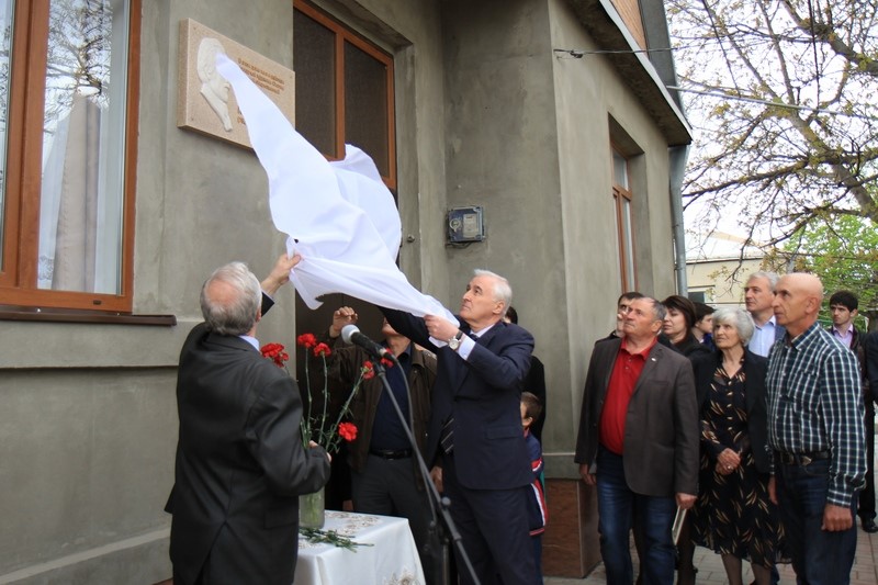 2. Церемония открытия мемориальной доски выдающемуся осетинскому художнику Григорию Котаеву