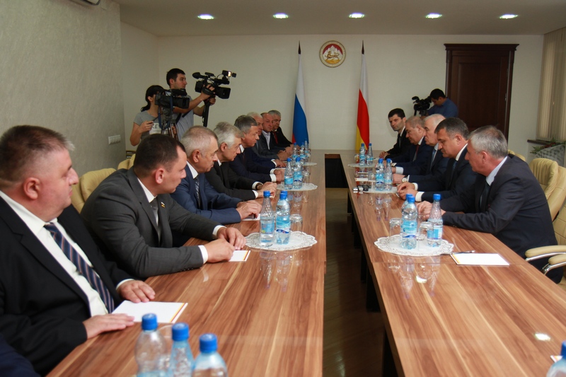 4. Встречи с делегациями, прибывшими в Цхинвал на празднование Дня признания независимости Республики Южная Осетия