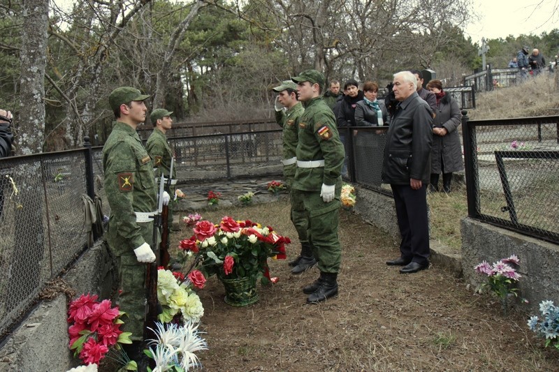1. Церемония возложения цветов к памятнику жертвам Ередской трагедии