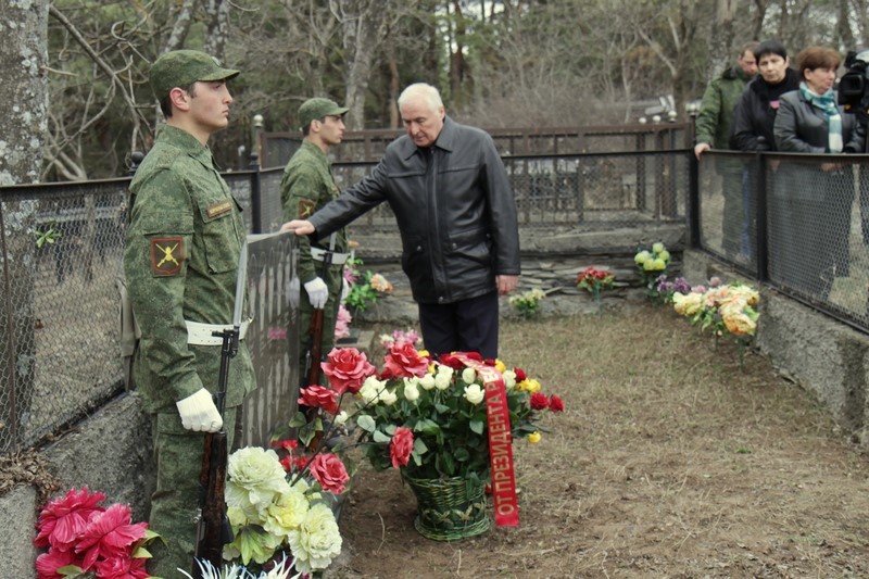 2. Церемония возложения цветов к памятнику жертвам Ередской трагедии