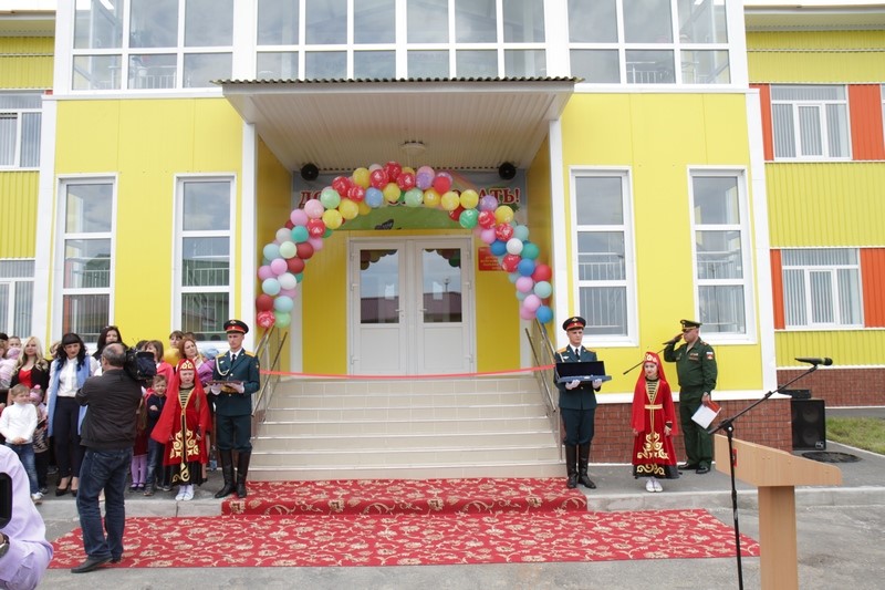 1. Анатолий Бибилов поздравил российских военнослужащих с открытием детского сада