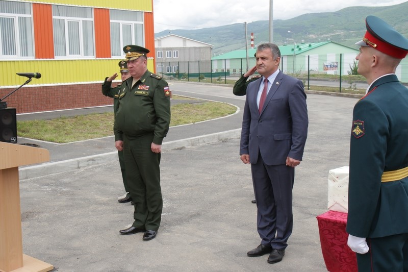 2. Анатолий Бибилов поздравил российских военнослужащих с открытием детского сада
