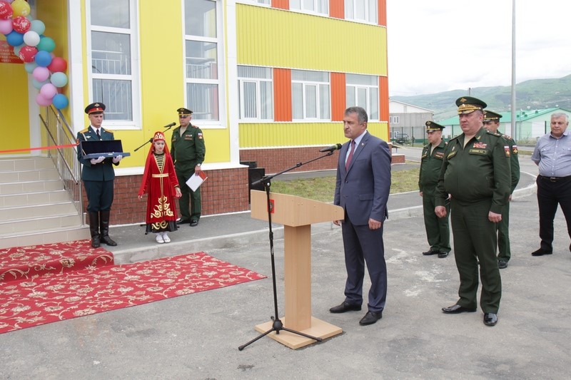 4. Анатолий Бибилов поздравил российских военнослужащих с открытием детского сада