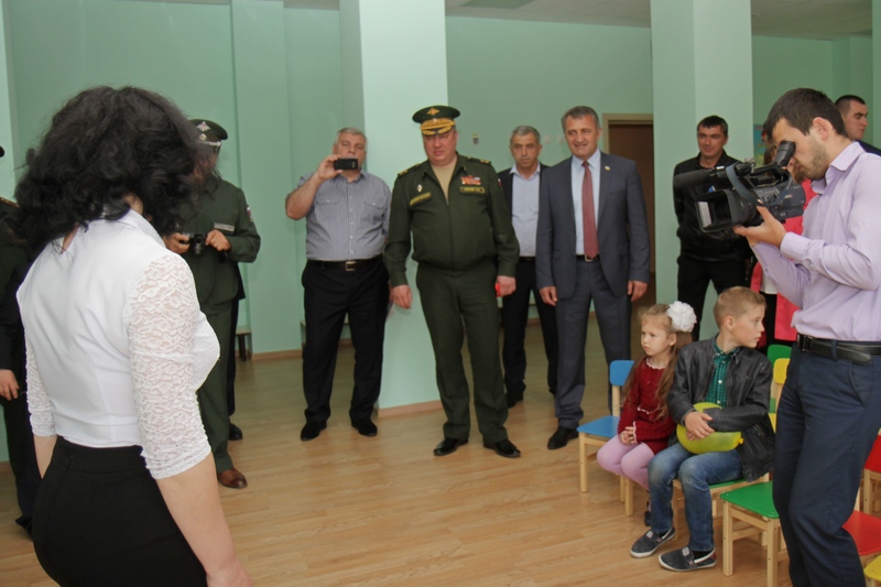 9. Анатолий Бибилов поздравил российских военнослужащих с открытием детского сада