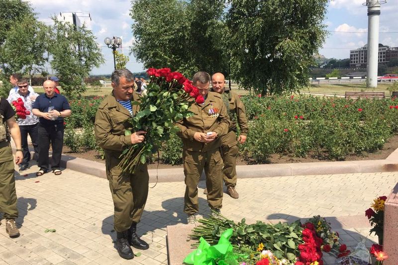 2. Церемония возложения цветов к памятнику Василию Маргелову в Донецке