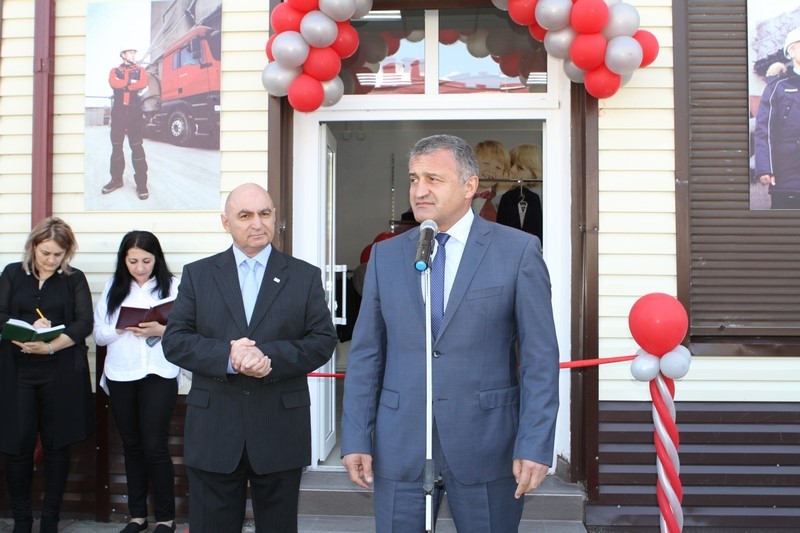 1. Церемония открытия фирменного магазина одежды швейной фабрики БТК-4