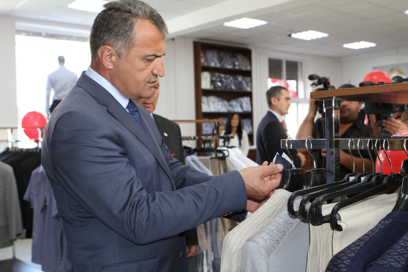 4. Церемония открытия фирменного магазина одежды швейной фабрики БТК-4