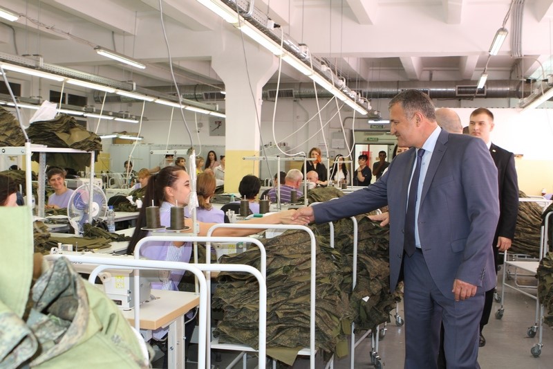 6. Церемония открытия фирменного магазина одежды швейной фабрики БТК-4