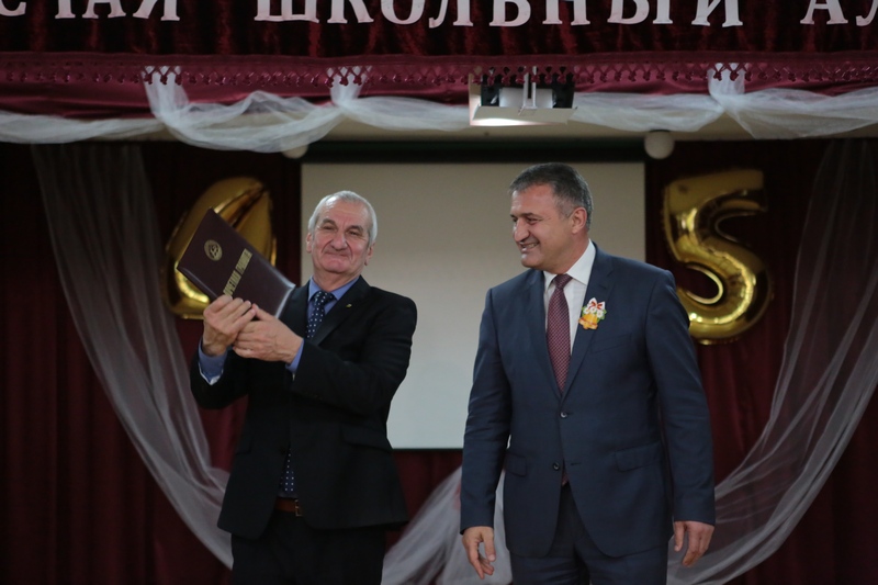 3. Анатолий Бибилов поздравил СОШ №12 г. Цхинвал с 45-летием