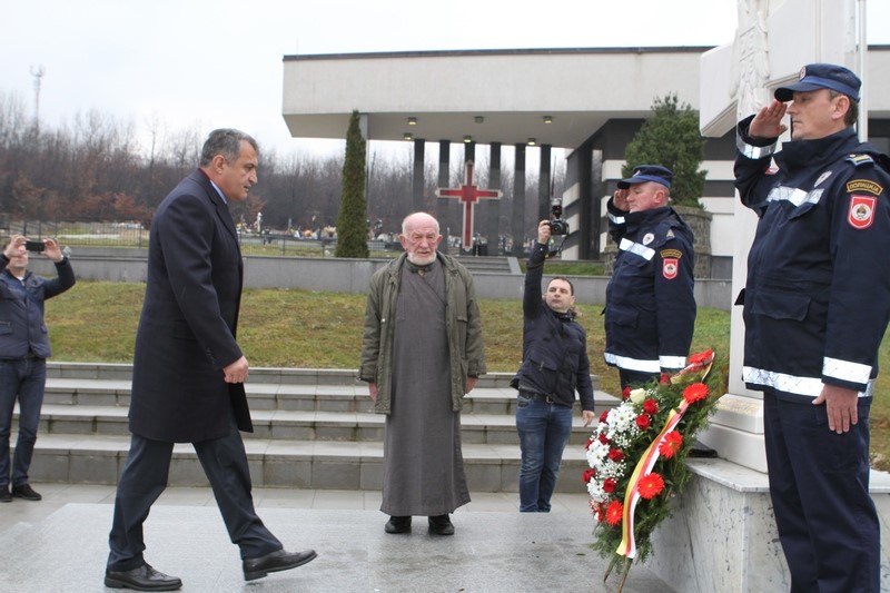 2. Возложение венка к памятнику русским добровольцам в Восточном Сараево