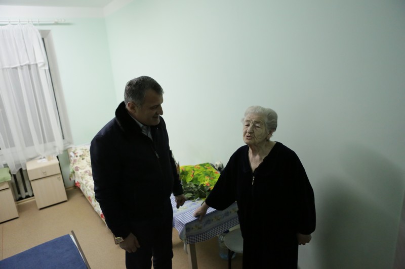 5. Анатолий Бибилов поздравил с новогодними праздниками персонал и пациентов медучреждений
