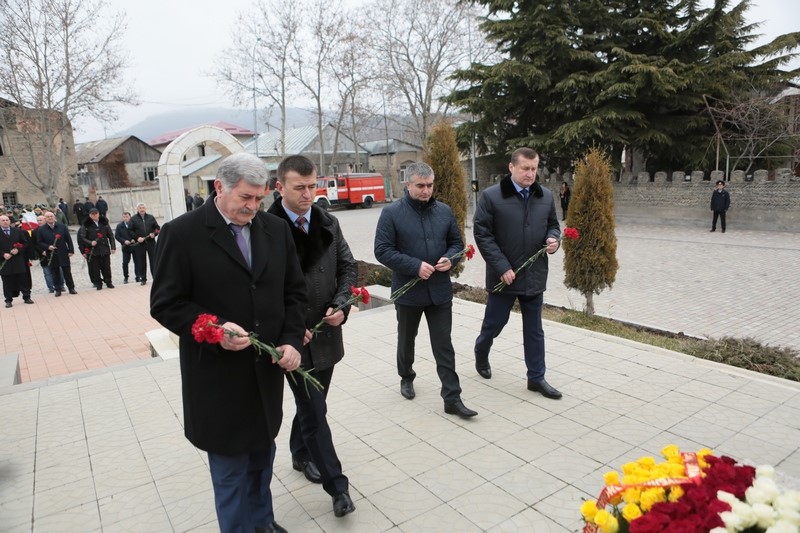 3. Церемония возложения венков и цветов к обелиску павшим защитникам Отечества