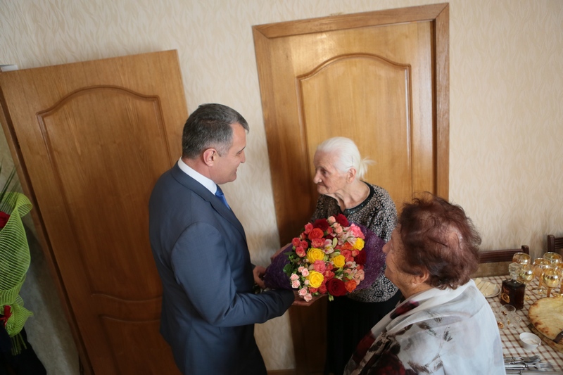 1. Анатолий Бибилов поздравил участницу ВОВ Любовь Нарикаеву с 95-летием