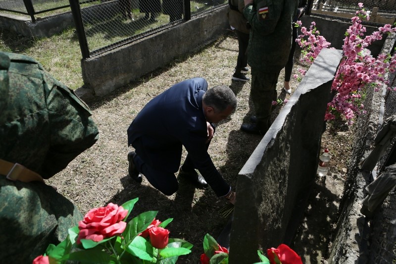 2. Анатолий Бибилов почтил память жертв Ередской трагедии