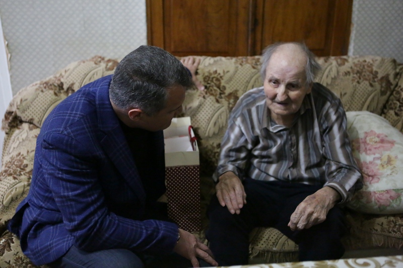 2. Анатолий Бибилов поздравил ветерана ВОВ Петра Газзаева со 100-летним юбилеем