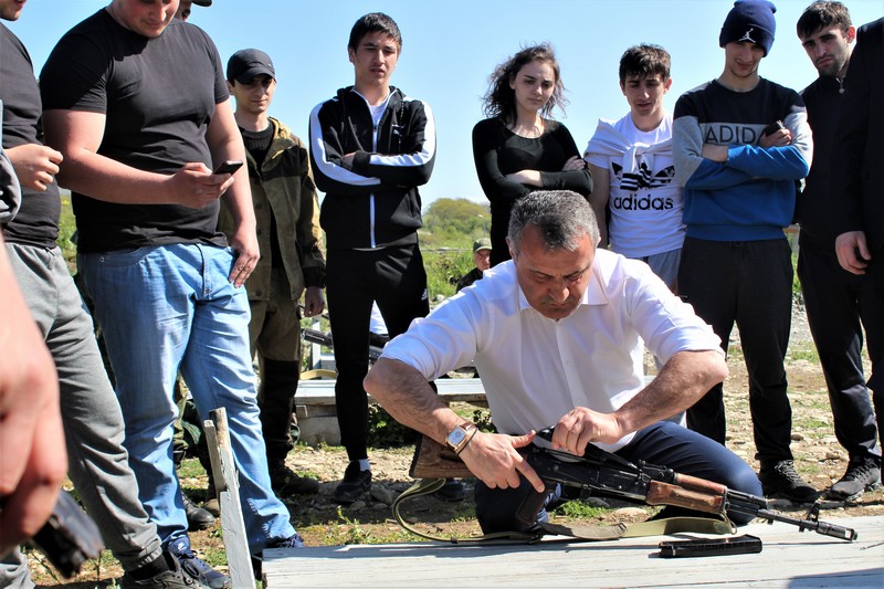 3. Анатолий Бибилов посетил занятия по огневой подготовке для старшеклассников