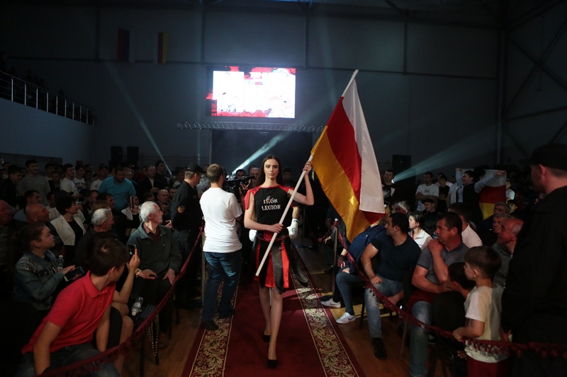 2. Анатолий Бибилов посетил Международный турнир по профессиональному боксу