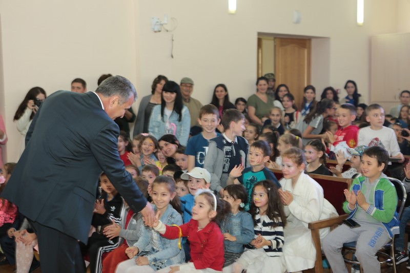 7. Анатолий Бибилов посетил праздничный концерт по случаю Дня защиты детей