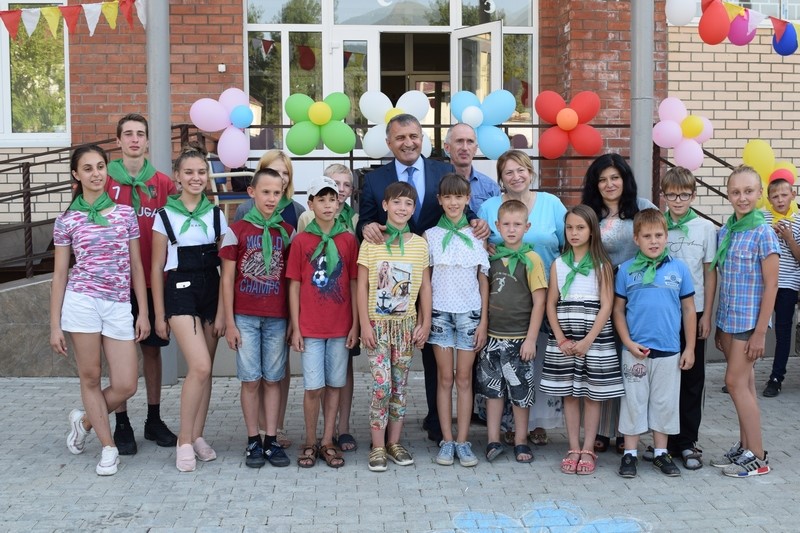 6. Анатолий Бибилов посетил летний лагерь «Фарн» в Квайсе