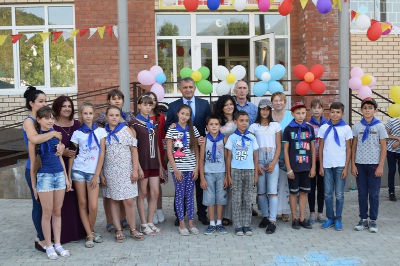 7. Анатолий Бибилов посетил летний лагерь «Фарн» в Квайсе