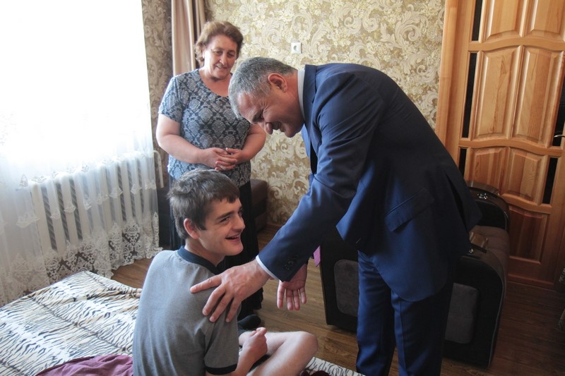 1. Анатолий Бибилов подарил инвалидные коляски нескольким жителям Южной Осетии