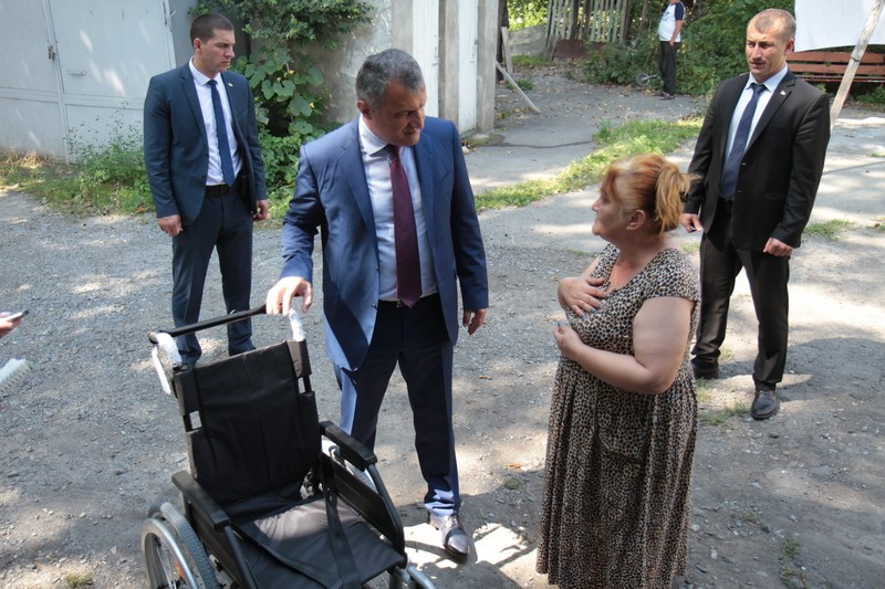 3. Анатолий Бибилов подарил инвалидные коляски нескольким жителям Южной Осетии