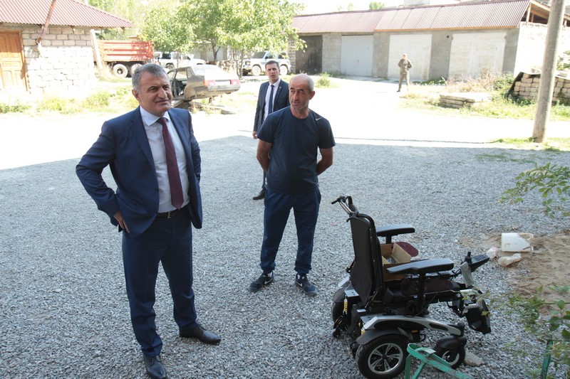 4. Анатолий Бибилов подарил инвалидные коляски нескольким жителям Южной Осетии