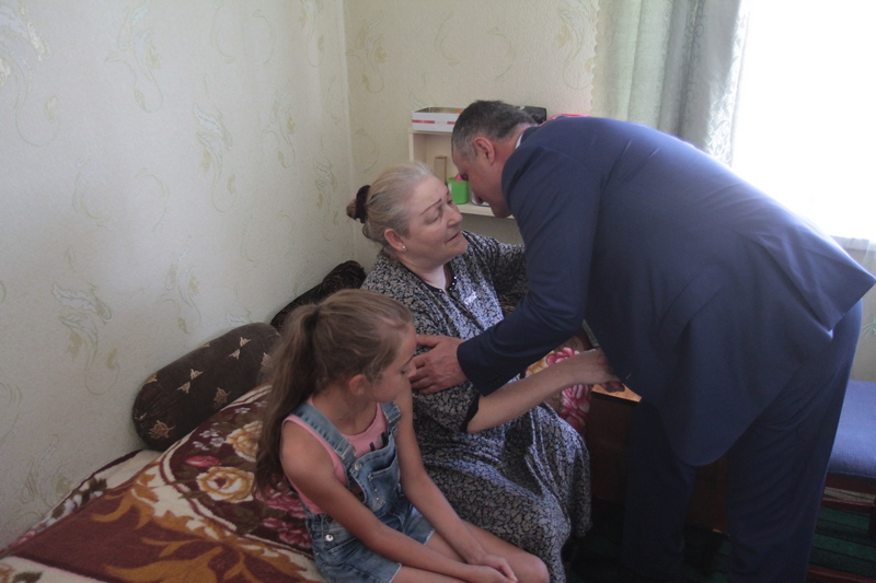 5. Анатолий Бибилов подарил инвалидные коляски нескольким жителям Южной Осетии