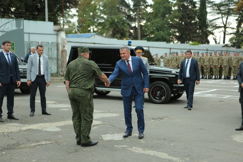 1. Анатолий Бибилов поблагодарил парадный расчет Вооруженных сил Республики Южная Осетия