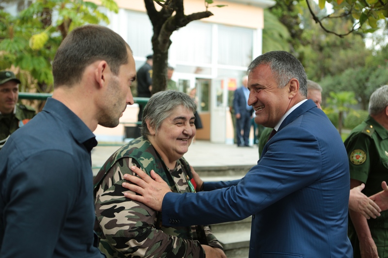 2. Анатолий Бибилов поблагодарил парадный расчет Вооруженных сил Республики Южная Осетия