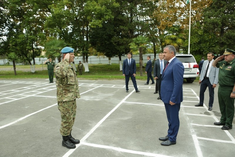 3. Анатолий Бибилов поблагодарил парадный расчет Вооруженных сил Республики Южная Осетия