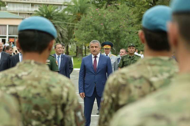 4. Анатолий Бибилов поблагодарил парадный расчет Вооруженных сил Республики Южная Осетия