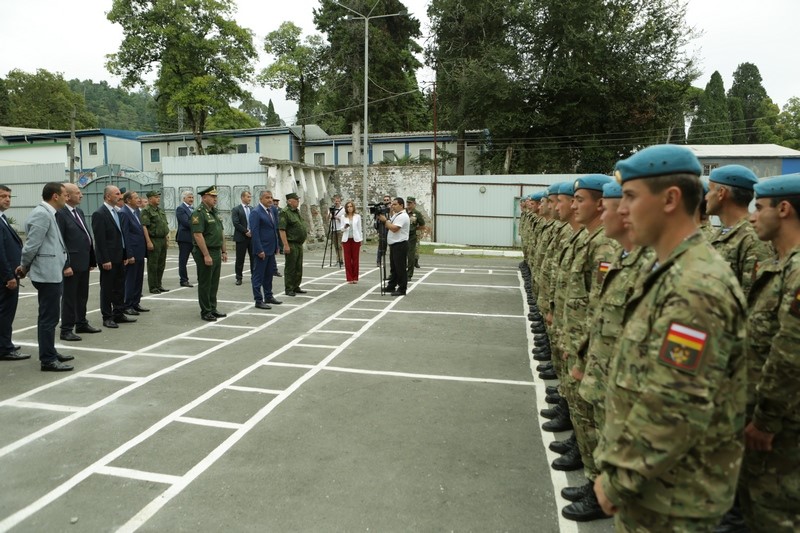 5. Анатолий Бибилов поблагодарил парадный расчет Вооруженных сил Республики Южная Осетия
