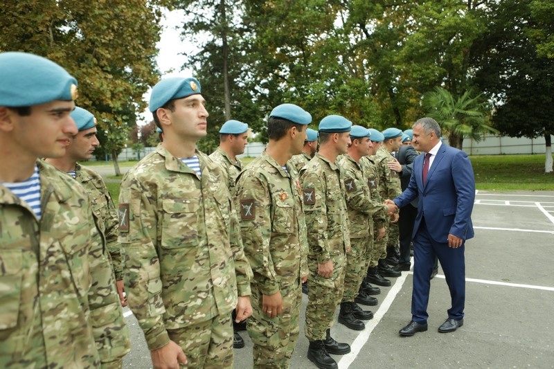 6. Анатолий Бибилов поблагодарил парадный расчет Вооруженных сил Республики Южная Осетия
