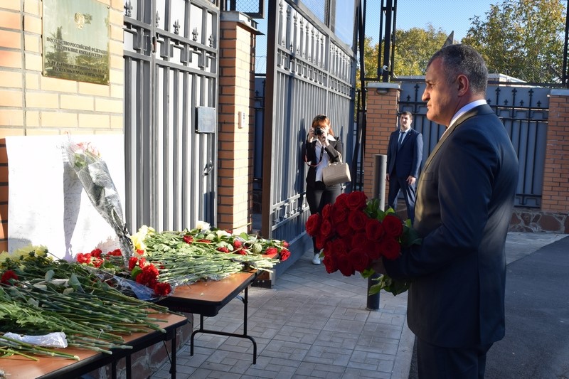 1. Анатолий Бибилов почтил память жертв трагедии в Керчи