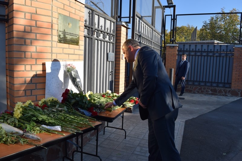2. Анатолий Бибилов почтил память жертв трагедии в Керчи