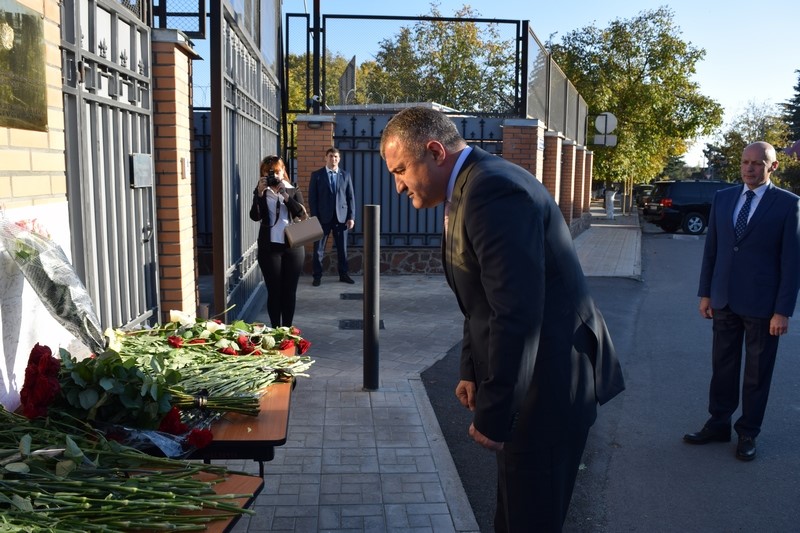 3. Анатолий Бибилов почтил память жертв трагедии в Керчи
