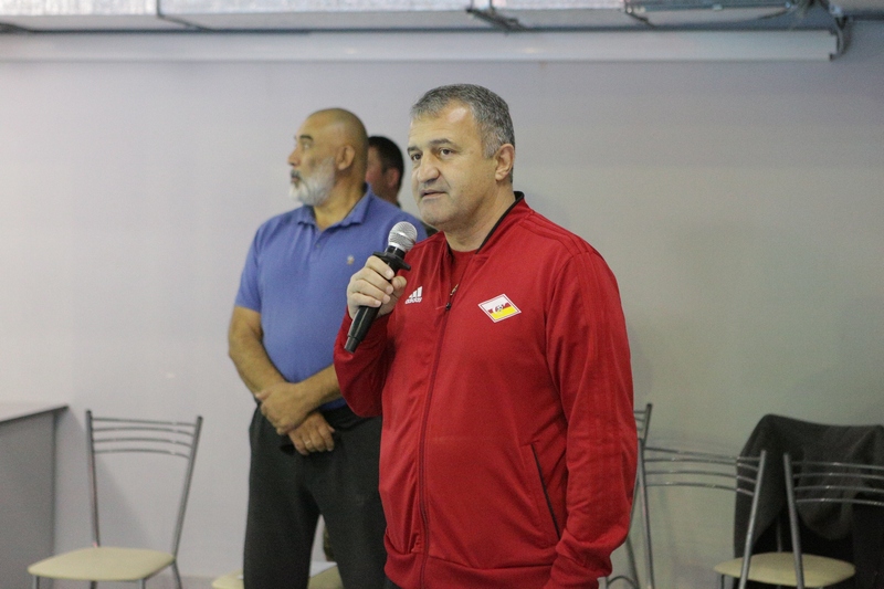 2. Анатолий Бибилов посетил церемонию открытия Международного турнира по плаванию