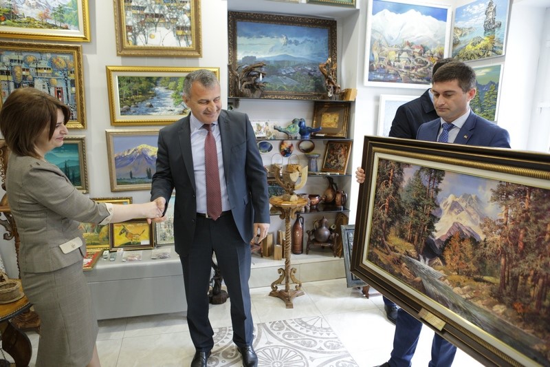 3. Анатолий Бибилов посетил арт-галерею «Allon»