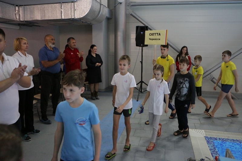 4. Анатолий Бибилов посетил церемонию открытия Международного турнира по плаванию