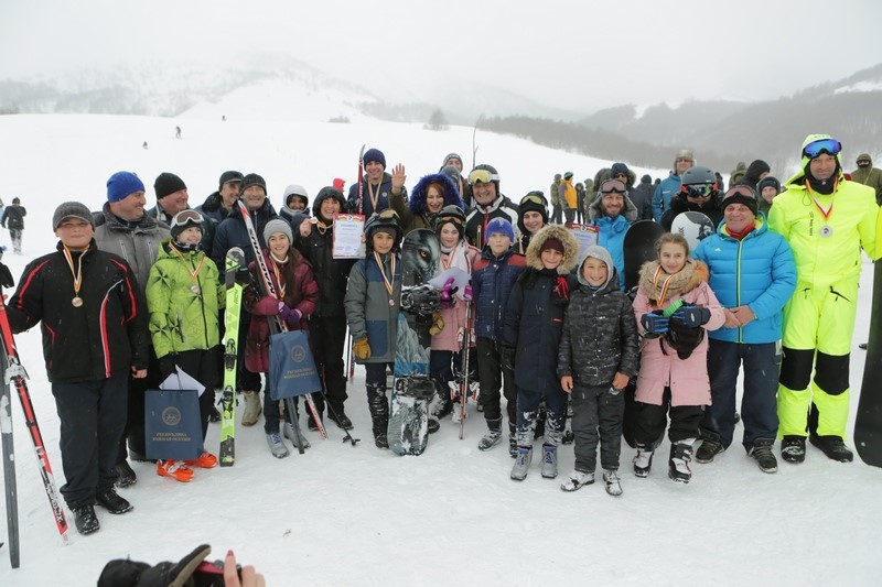 10. Анатолий Бибилов посетил соревнования по лыжным гонкам и сноуборду