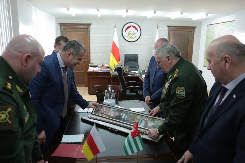 3. Встреча с Министром обороны Республики Абхазия Мирабом Кишмария