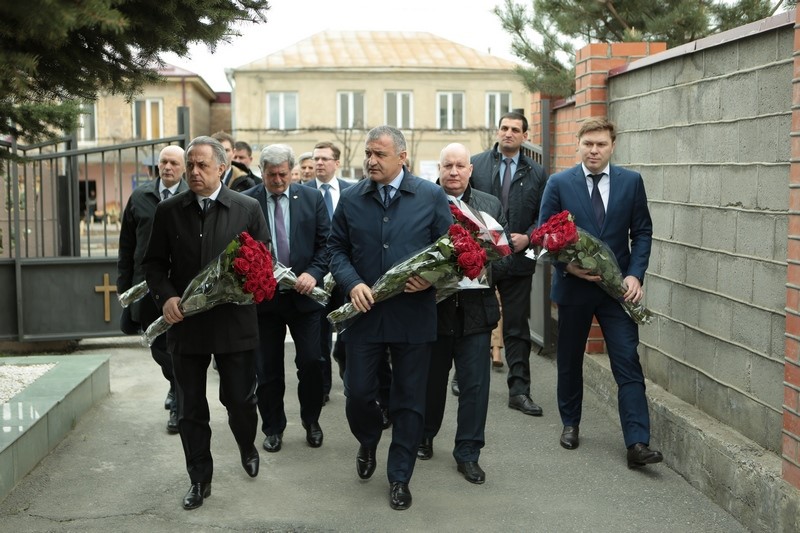1. Анатолий Бибилов и Виталий Мутко почтили память жертв грузинской агрессии