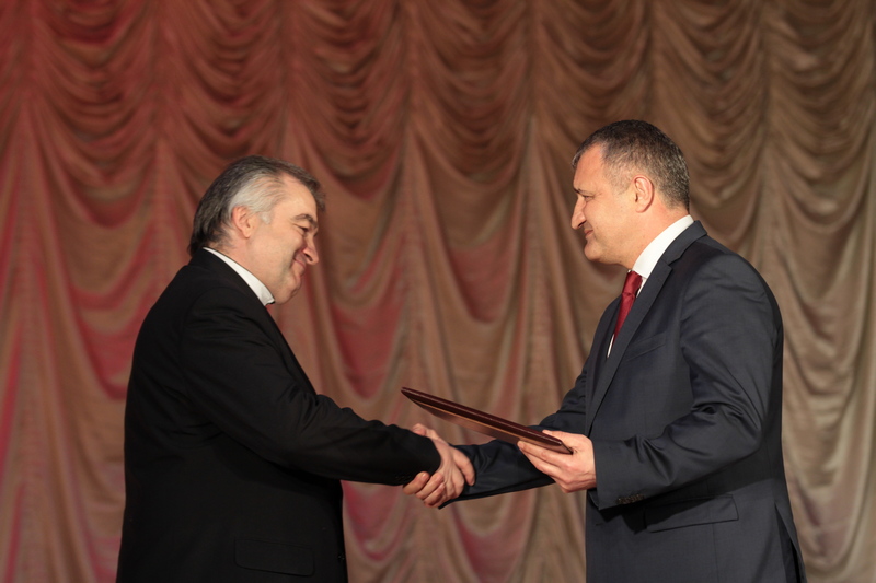 2. Анатолий Бибилов наградил Почетной грамотой Республики Южная Осетия Игоря Тасоева