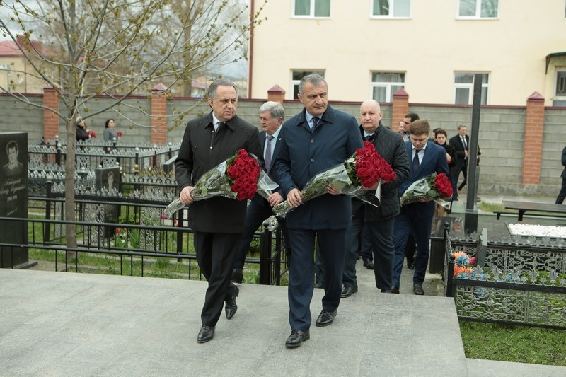 2. Анатолий Бибилов и Виталий Мутко почтили память жертв грузинской агрессии