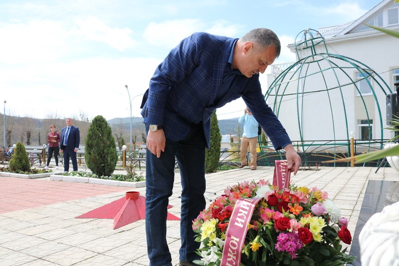 2. Анатолий Бибилов почтил память жертв разрушительного землетрясения в Дзауском районе