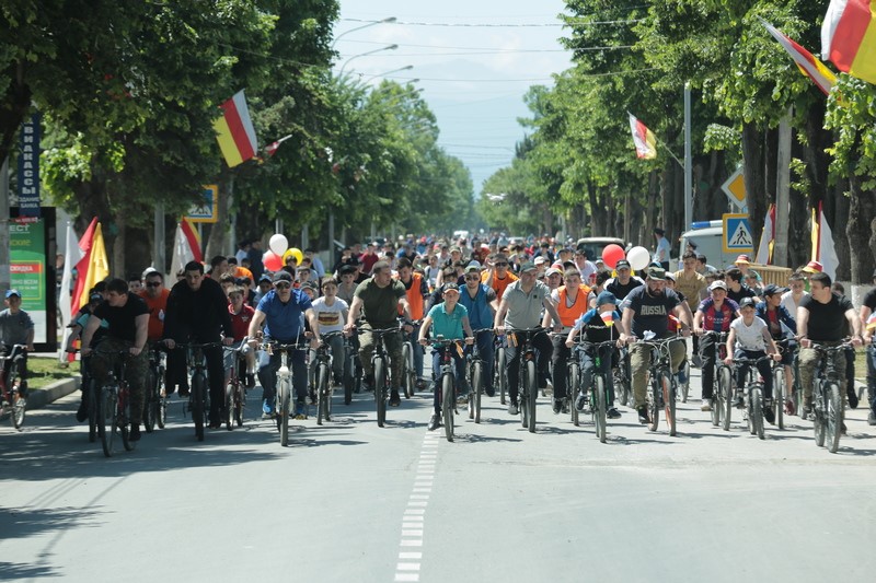 10. Анатолий Бибилов принял участие в велопробеге, посвященном Дню принятия Акта провозглашения независимости Республики Южная Осетия
