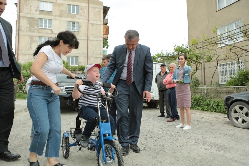 1. Анатолий Бибилов подарил инвалидную велоколяску 8-летнему Мурату Плиеву